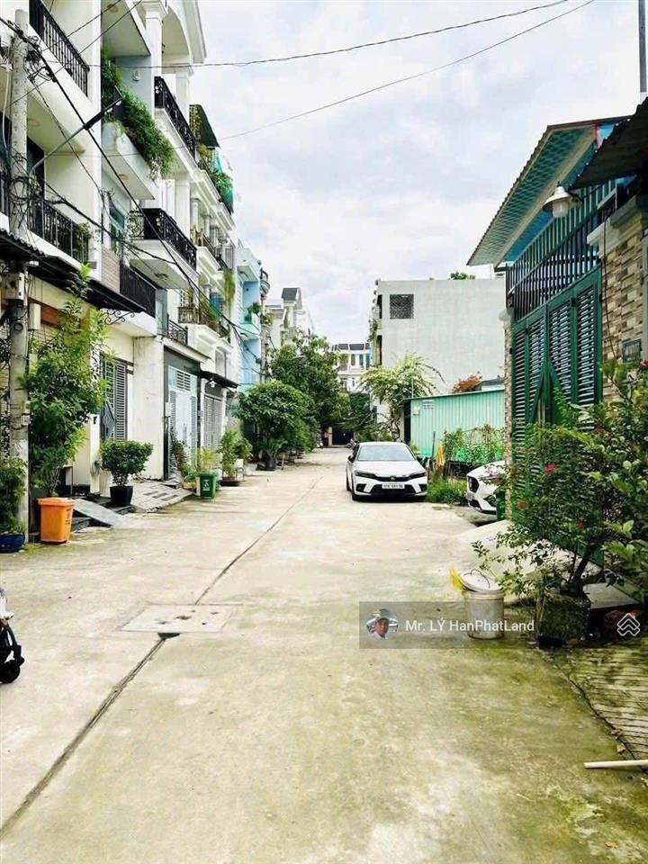 Nhà 3 lầu 7,55m x 19m full thổ cư tại tx22, q12
giá bán 8,3 tỷ thương lượng nhẹ