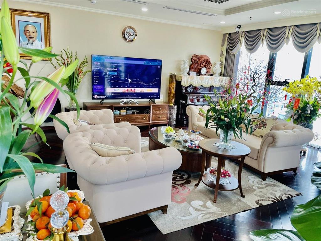 Chính chủ bán căn 181m2, 4 ngủ, full nội thất, ban công đn, tại chung cư b4  b14 kim liên, sổ đỏ