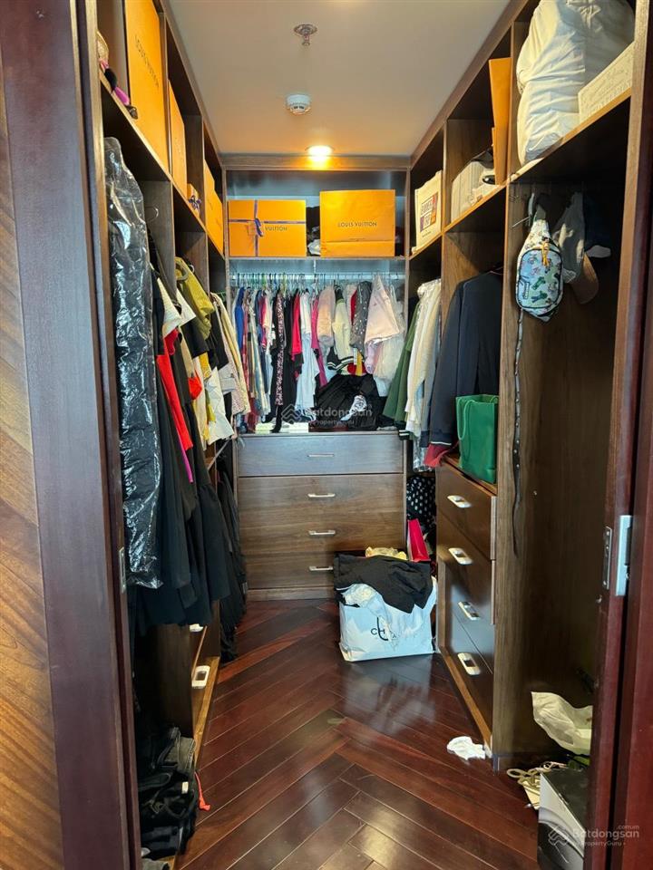 Chính chủ bán căn 181m2, 4 ngủ, full nội thất, ban công đn, tại chung cư b4  b14 kim liên, sổ đỏ