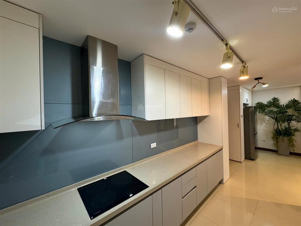 Chính chủ bán căn 3 ngủ, 114m2 tại dự án golden land tòa c, ntcb, ban công đông nam, sổ đỏ