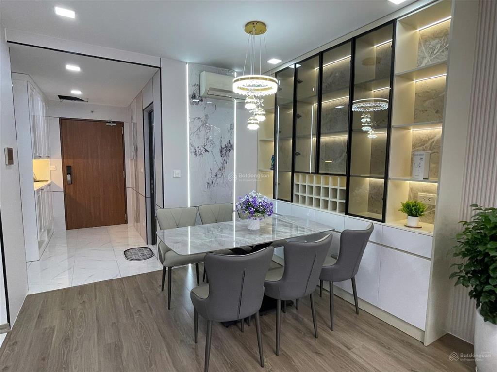 Gia đình em cần bán căn 2 ngủ 70m2, full đồ, tại rivera park tòa b, ban công tây nam, sổ đỏ