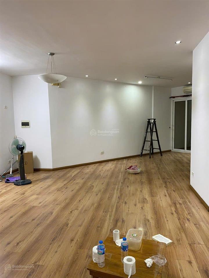 Gia đình tôi cần bán căn 151m2, 3 ngủ tại trung hòa  nhân chính, ban công đông nam, sổ đỏ
