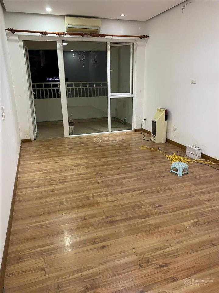 Gia đình tôi cần bán căn 151m2, 3 ngủ tại trung hòa  nhân chính, ban công đông nam, sổ đỏ