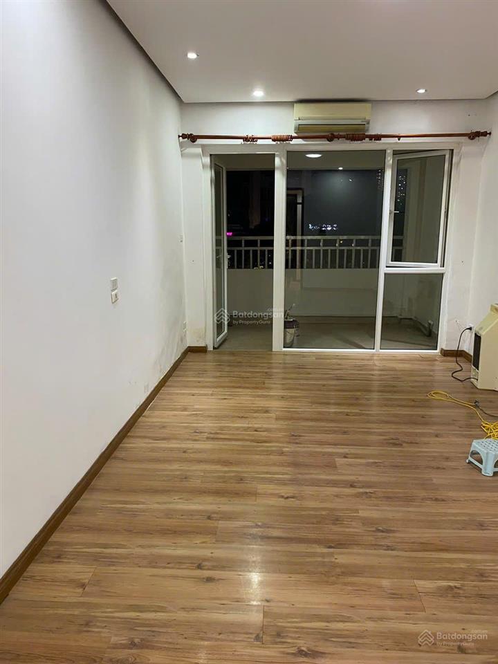 Gia đình tôi cần bán căn 151m2, 3 ngủ tại trung hòa  nhân chính, ban công đông nam, sổ đỏ