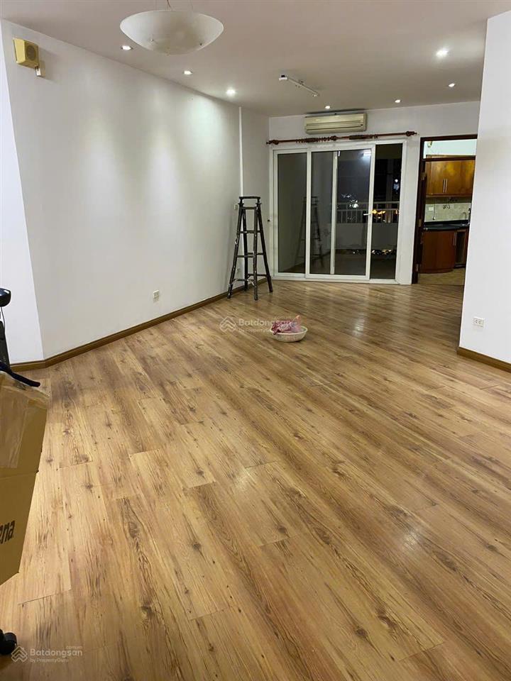 Gia đình tôi cần bán căn 151m2, 3 ngủ tại trung hòa  nhân chính, ban công đông nam, sổ đỏ
