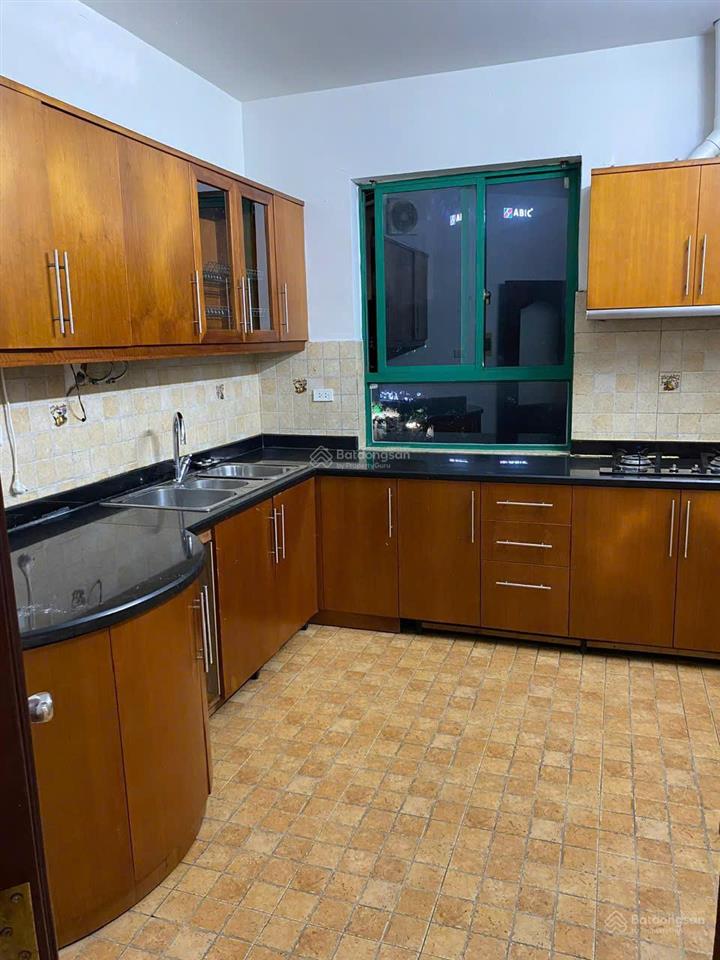 Gia đình tôi cần bán căn 151m2, 3 ngủ tại trung hòa  nhân chính, ban công đông nam, sổ đỏ