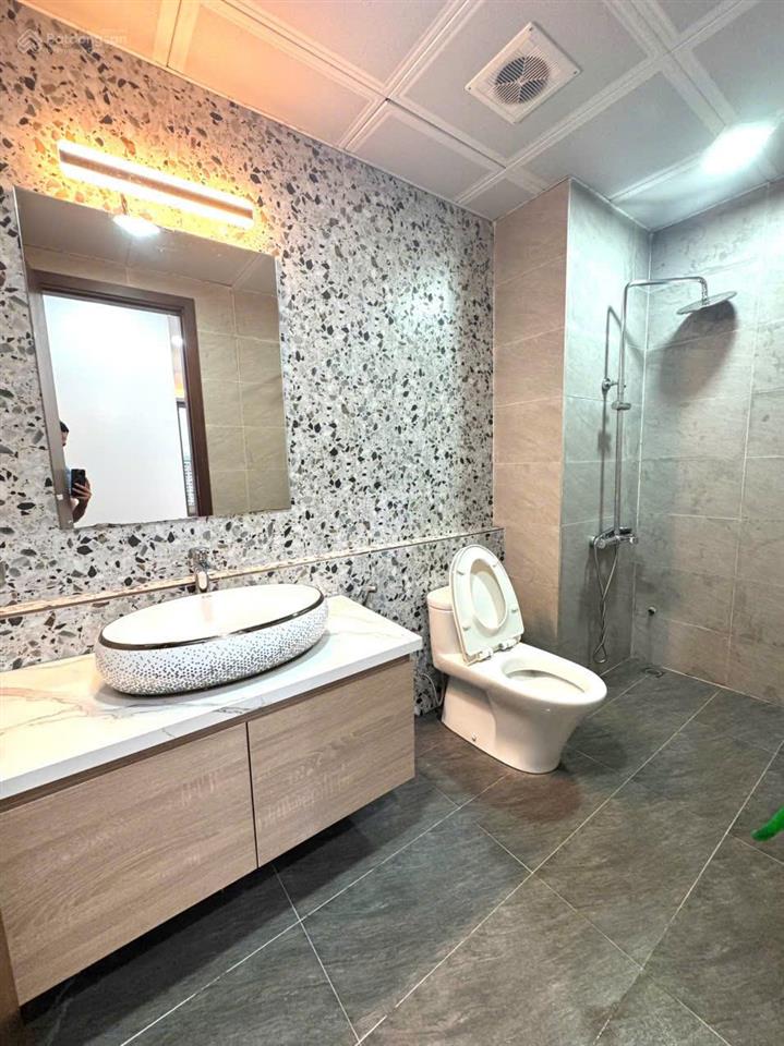 Chính chủ bán căn 2 ngủ tại ban cơ yếu chính phủ ct2, 83m2, full đồ, view hồ, sổ đỏ
