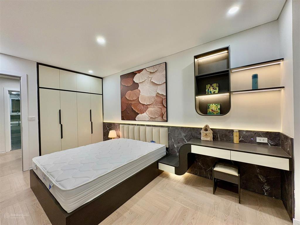 Chính chủ bán căn 3 ngủ, 120m2 tại tòa c n04 trần duy hưng, full đồ, ban công đông bắc, sổ đỏ