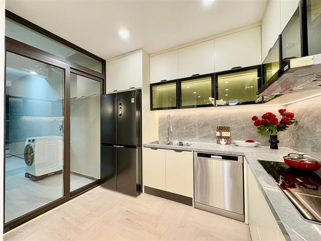 Chính chủ bán căn 3 ngủ, 120m2 tại tòa c n04 trần duy hưng, full đồ, ban công đông bắc, sổ đỏ