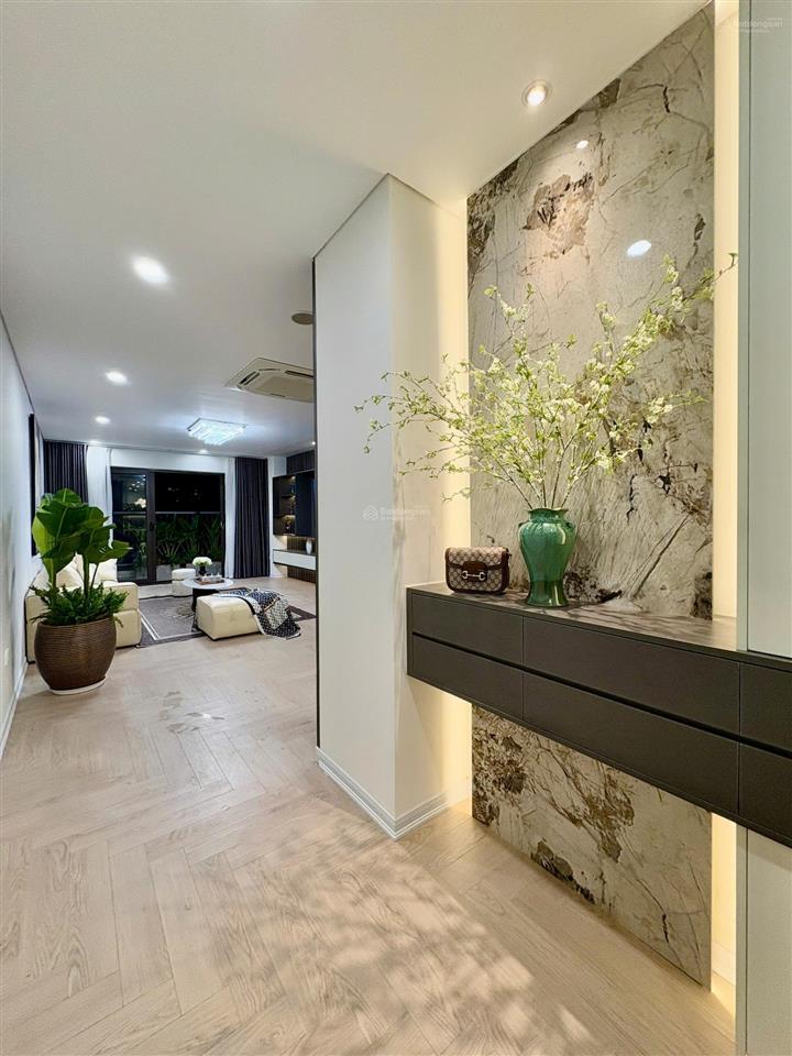 Chính chủ bán căn 3 ngủ, 120m2 tại tòa c n04 trần duy hưng, full đồ, ban công đông bắc, sổ đỏ