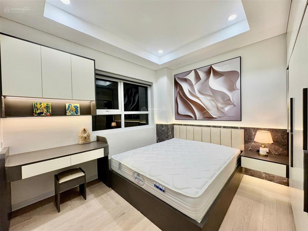 Chính chủ bán căn 3 ngủ, 120m2 tại tòa c n04 trần duy hưng, full đồ, ban công đông bắc, sổ đỏ