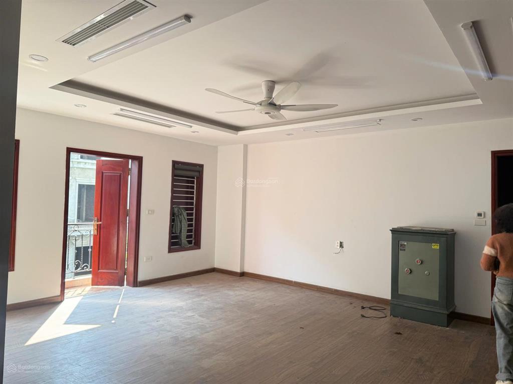 Chính chủ bán căn lk hc hồng tiến dt 161m2, mặt tiền 10m, 6 tầng thang máy, lô góc, dòng tiền