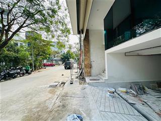 Bán tòa nhà văn phòng tại chu huy mân, phúc đồng dt 120m2, 8 tầng, mt 9.5m, có hầm, thang máy