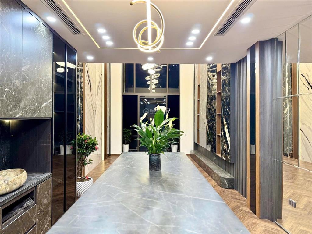 Bán siêu phẩm phố trạm, long biên. dt 55m², 7 tầng, mt 4.1m, thang máy, kinh doanh, ô tô tránh.