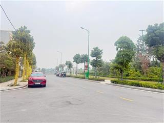 Giảm 2 tỷ bán đất tặng nhà dt 250m2, mt 8.5m, nở hậu, ô tô 16 chỗ tránh, đầu tư xây tòa nhà.