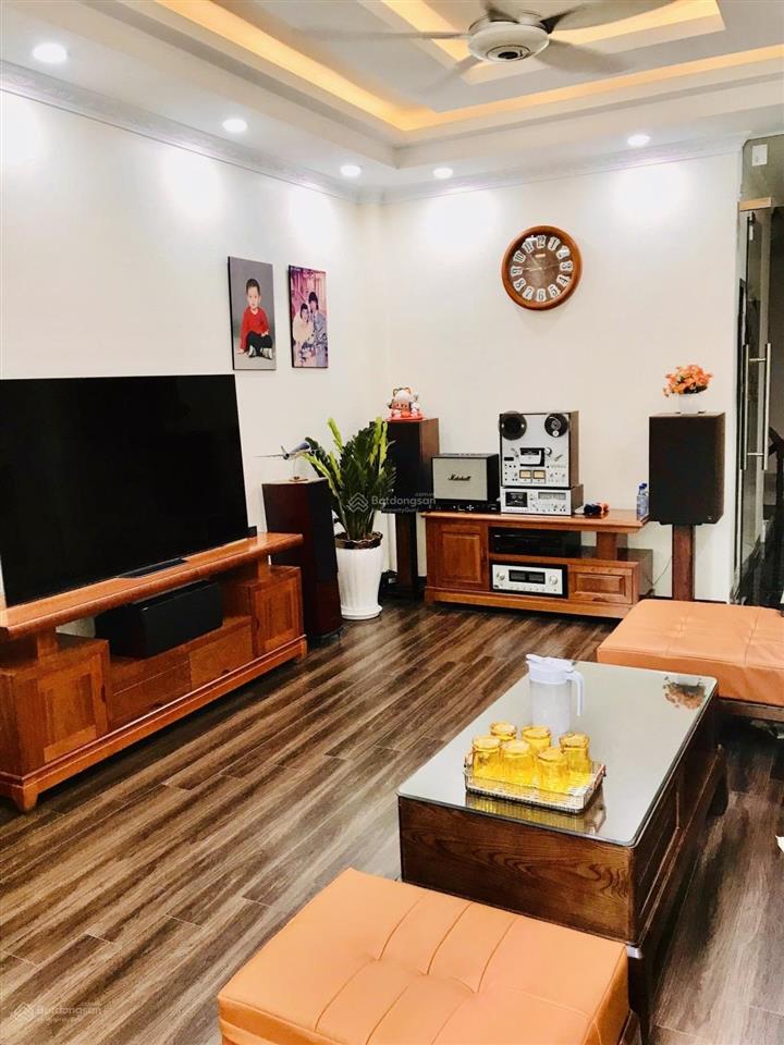 Chính chủ gửi bán căn nhà phố bồ đề long biên dt 89m2, 7 tầng, thang máy, vỉa hè, view hồ thoáng.
