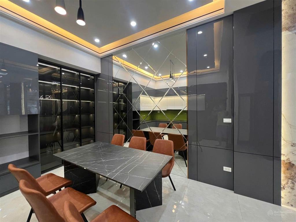 Bán nhà đẹp bát khối, long biên dt 92m2, 5 tầng, mt 5m, gara, thang máy, full nội thất, kinh doanh