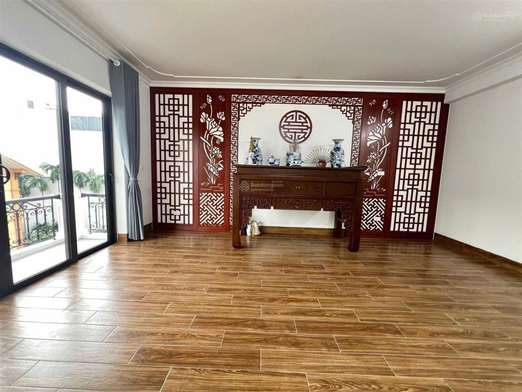 Bán nhà đẹp bát khối, long biên dt 92m2, 5 tầng, mt 5m, gara, thang máy, full nội thất, kinh doanh