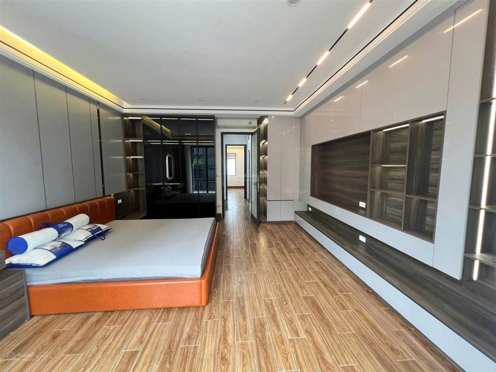 Bán nhà đẹp bát khối, long biên dt 92m2, 5 tầng, mt 5m, gara, thang máy, full nội thất, kinh doanh