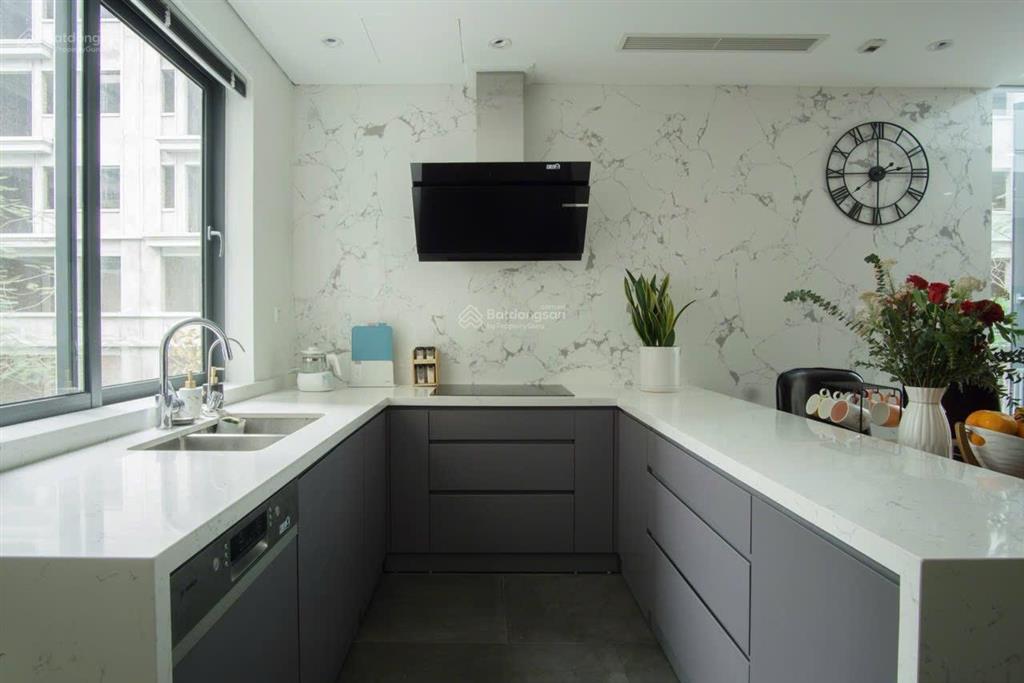 Cần bán căn liền kề minh nhựalâm hạ  bồ đề  long biên. dt 114m2, 7 tầng, mặt tiền 6m, kinh doanh