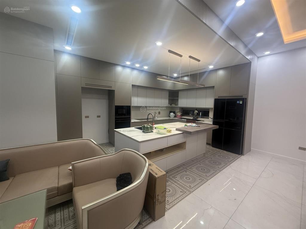 Bán biệt thự việt hưng, long biên dt 190m2, mặt tiền 9m, 5 tầng thang máy, 3 mặt thoáng, full đồ.
