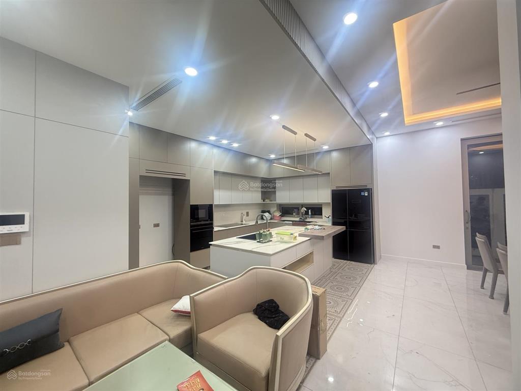 Bán biệt thự việt hưng, long biên dt 190m2, mặt tiền 9m, 5 tầng thang máy, 3 mặt thoáng, full đồ.