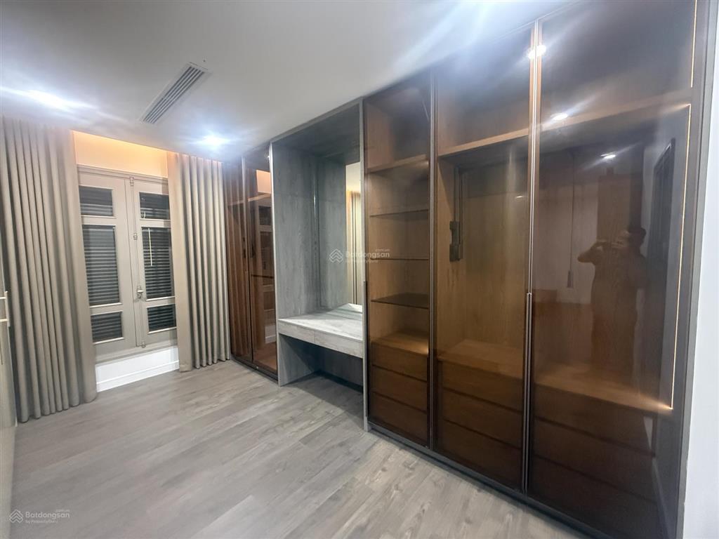 Bán biệt thự việt hưng, long biên dt 190m2, mặt tiền 9m, 5 tầng thang máy, 3 mặt thoáng, full đồ.