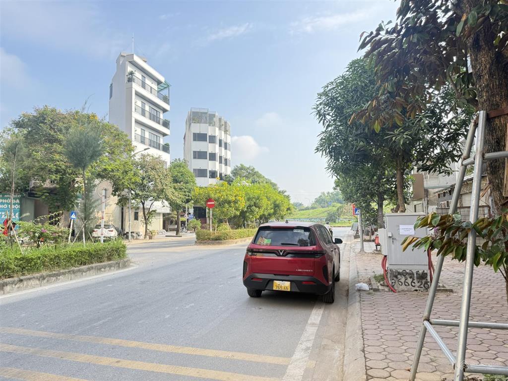 Bán nhà phố long biên, việt hưng dt 100m2, mặt tiền 5m, nhà 5 tầng, thang máy, vỉa hè kinh doanh.