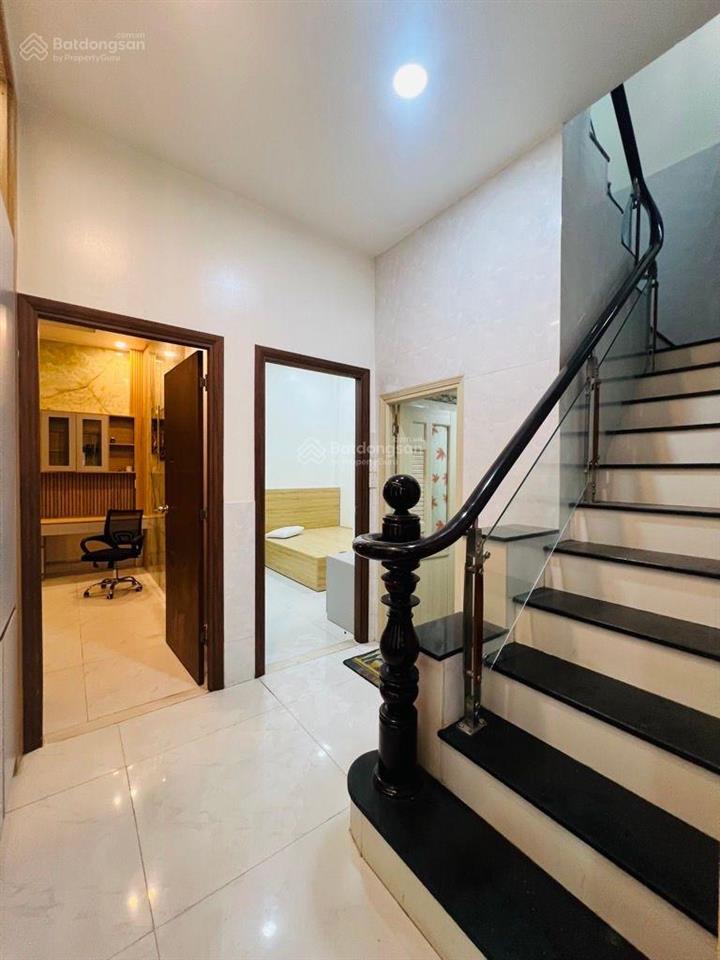 Bán nhà 2 tầng đẹp đường phạm văn chí,quận 6,gần chợ bình tây