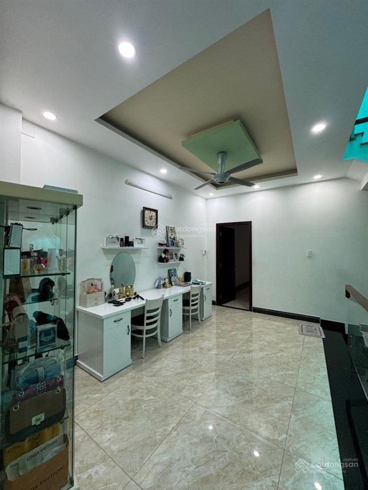 Bán nhà mặt tiền văn thân, đẹp 3 tầng, gần chợ bình tiên, minh phụng q6