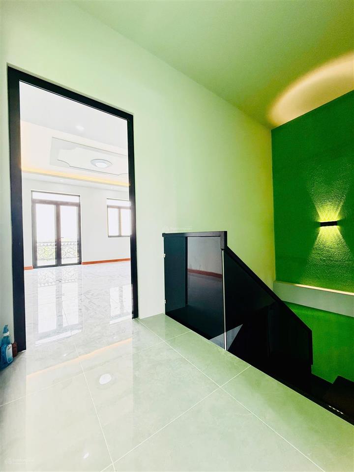Bán nhà mới 3 tầng 100m2 hoàn công, ngang 5m, ô tô vào nhà, gần chợ gấu, giáp quận 12
