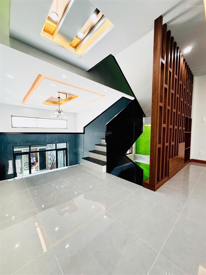 Bán nhà mới 3 tầng 100m2 hoàn công, ngang 5m, ô tô vào nhà, gần chợ gấu, giáp quận 12