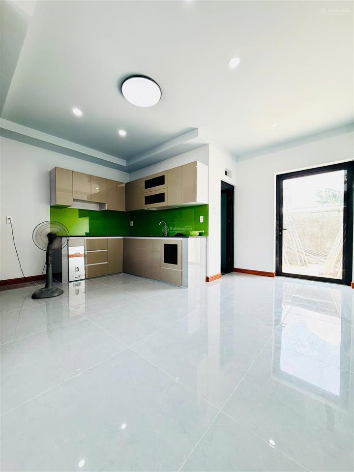 Bán nhà mới 3 tầng 100m2 hoàn công, ngang 5m, ô tô vào nhà, gần chợ gấu, giáp quận 12