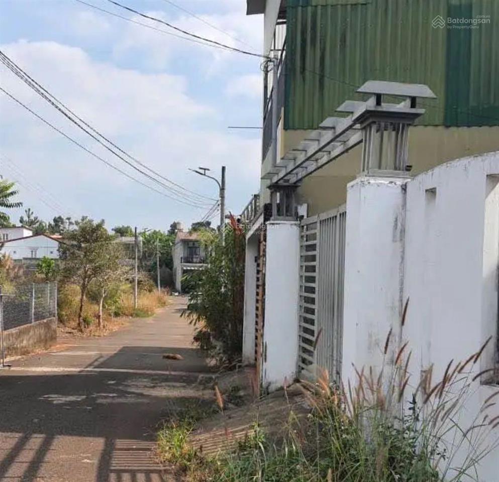 Cần ra đi lô đất mặt tiền gần đường liên xã