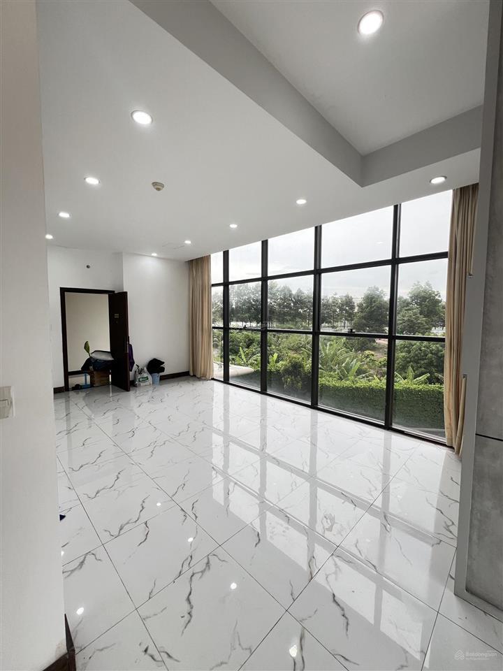 Cho thuê vp 62m2  căn góc có ban công (10m2) ngăn phòng họp riêng giá 16tr