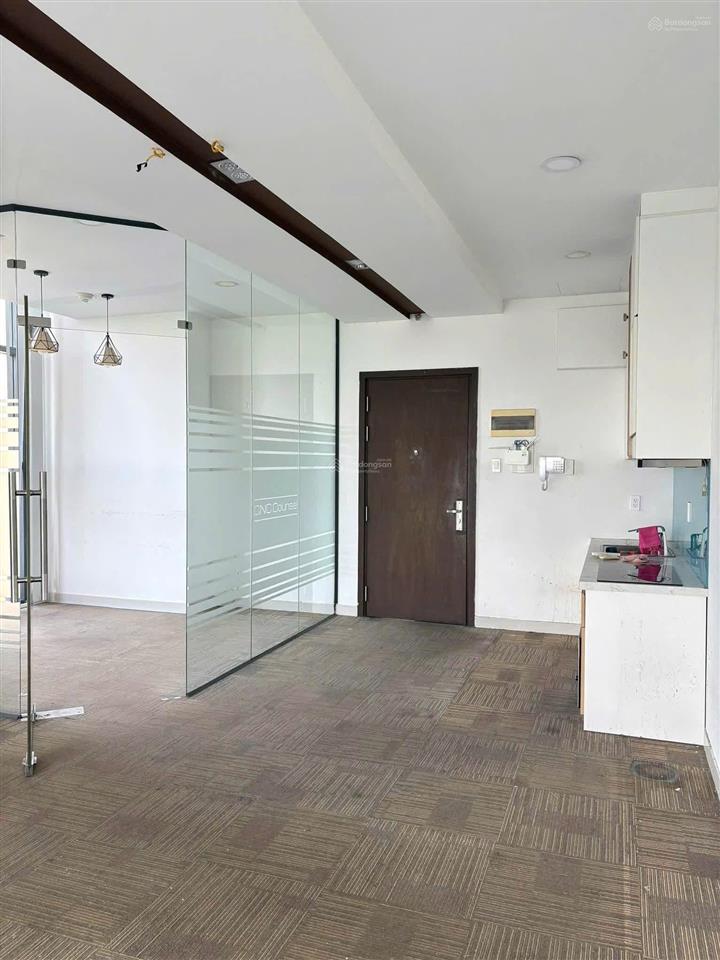 Cho thuê vp 62m2  căn góc có ban công (10m2) ngăn phòng họp riêng giá 16tr