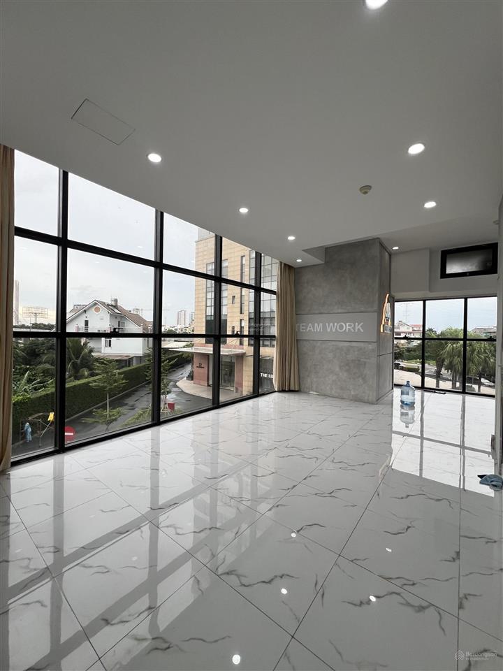 Cho thuê vp 62m2  căn góc có ban công (10m2) ngăn phòng họp riêng giá 16tr