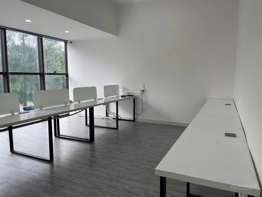 Cho thuê vp 62m2  căn góc có ban công (10m2) ngăn phòng họp riêng giá 16tr