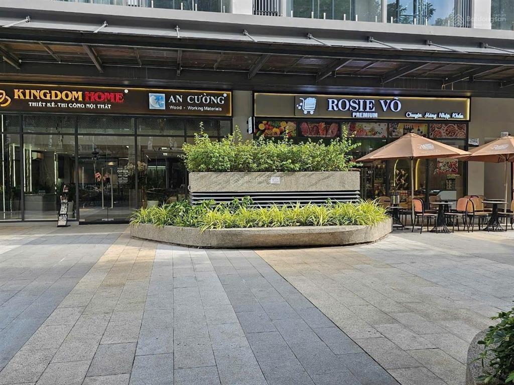 Bán căn shophouse bên trong khu dân cư 25k dân  cách nhà ga t3 chỉ 5 phút di chuyển!  0968 903 ***