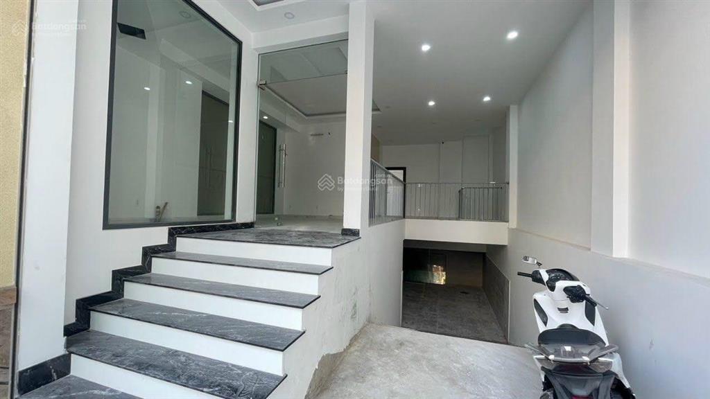 Hơn 600m2  nhà nguyên căn mặt tiền rộng thoáng 8m số 38 trần khắc chân, quận 1.!!!