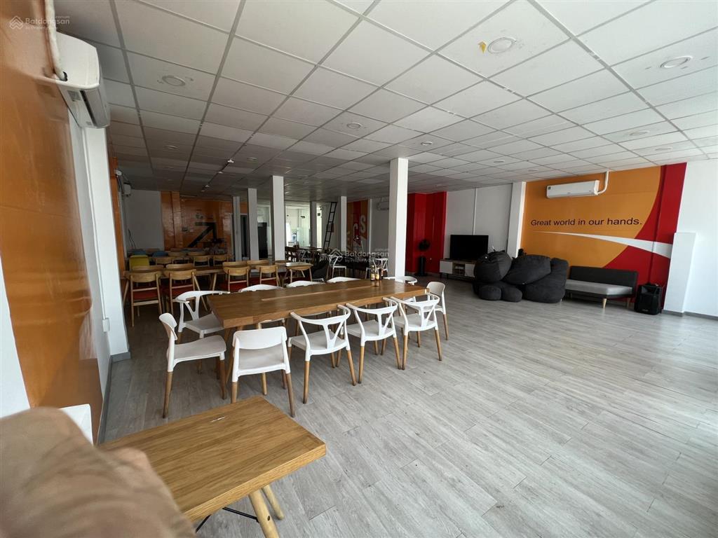 Tòa nhà hơn 1.000m2  ngang 8m ốp full kính  số 10 trương quốc dung, quận phú nhuận