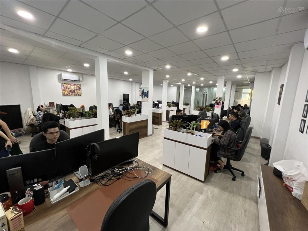 Tòa nhà hơn 1.000m2  ngang 8m ốp full kính  số 10 trương quốc dung, quận phú nhuận