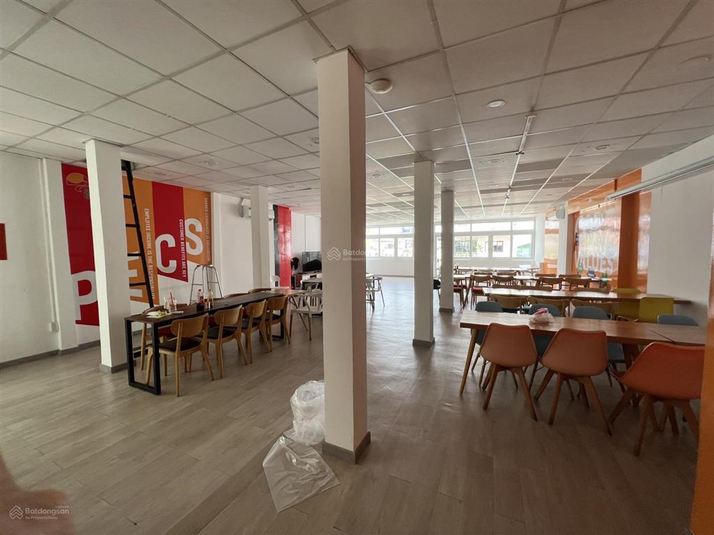 Tòa nhà hơn 1.000m2  ngang 8m ốp full kính  số 10 trương quốc dung, quận phú nhuận