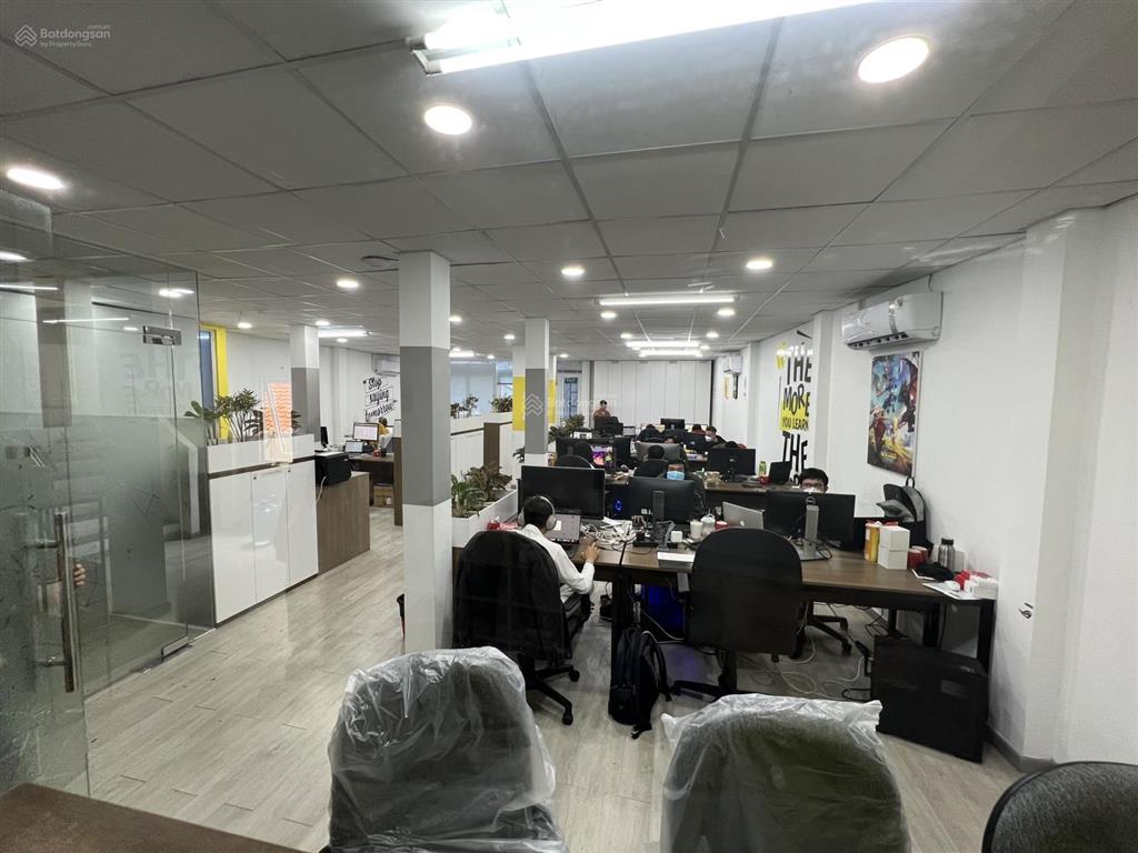 Tòa nhà hơn 1.000m2  ngang 8m ốp full kính  số 10 trương quốc dung, quận phú nhuận