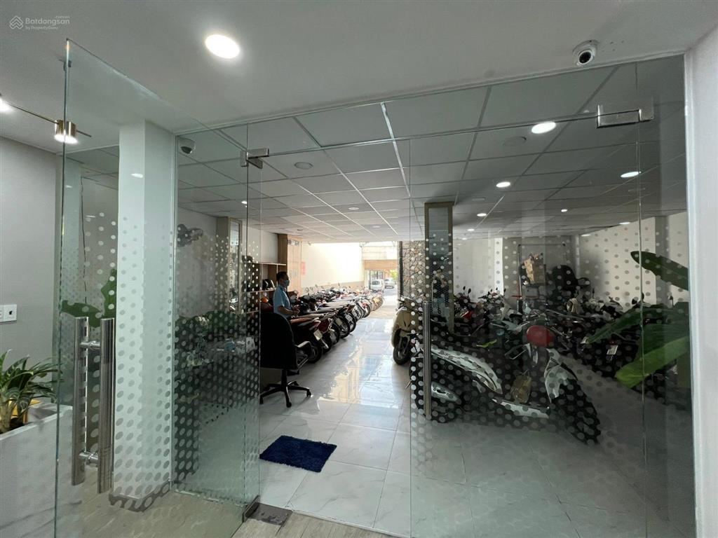 Tòa nhà hơn 1.000m2  ngang 8m ốp full kính  số 10 trương quốc dung, quận phú nhuận