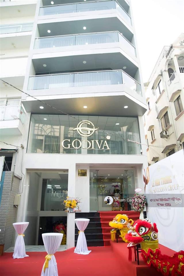 Mặt tiền ngang 7m, hơn 400m2  trống suốt có thang máy  số 114 đặng dung, quận 1..!!!