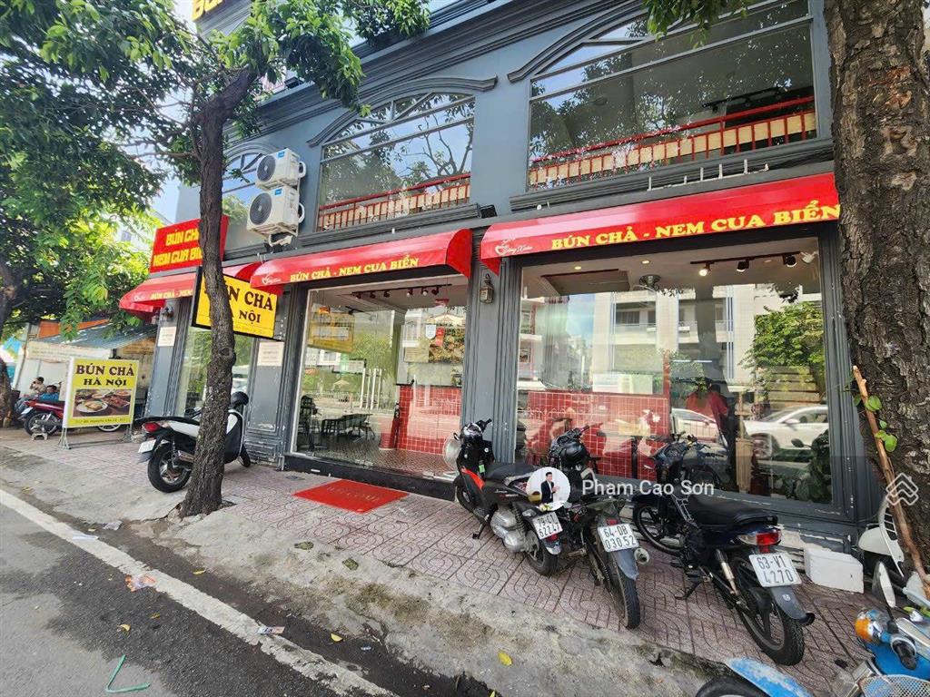 Ngang 15m, gần nowzone  nhà mặt tiền 103bis nguyễn văn cừ, quận 1.!!