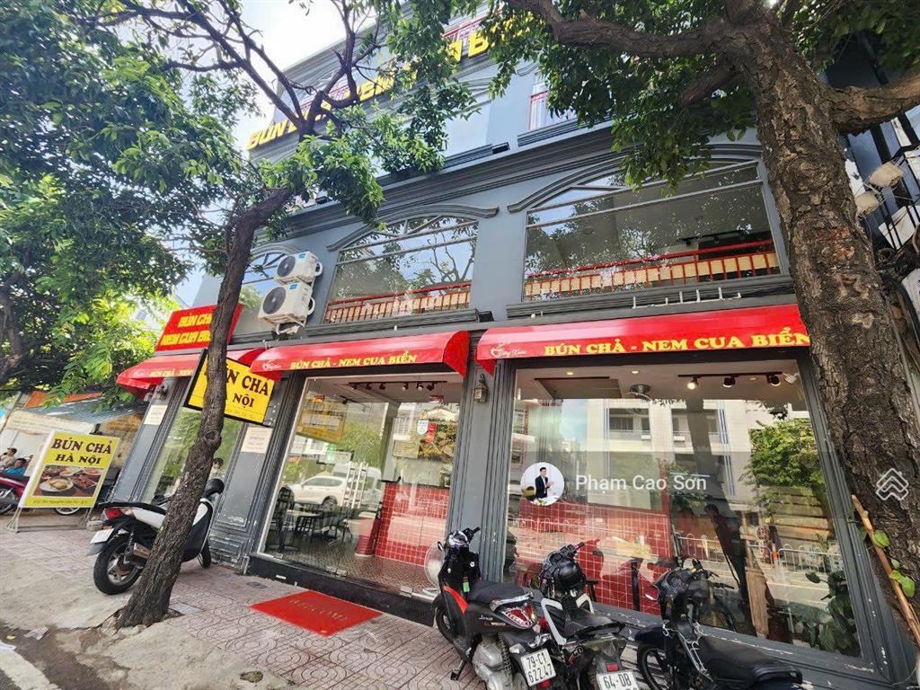 Ngang 15m, gần nowzone  nhà mặt tiền 103bis nguyễn văn cừ, quận 1.!!