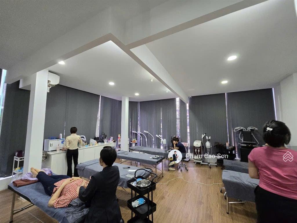Góc 2 mặt tiền ngang 12m sử dụng hơn 300m2  số 506 đường 3 tháng 2, quận 10