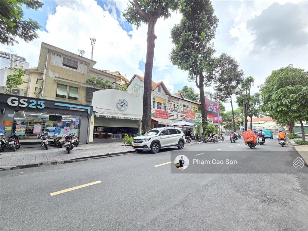 Ngang 7m, ngay nhà thờ đức bà  trống suốt  số 20a lê văn hưu, quận 1!